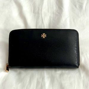 Tory Burch Ladies black grained leather wallet, Very good condition